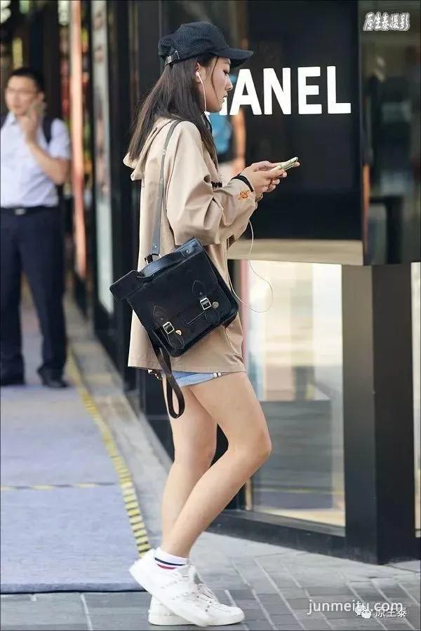 街拍秋季北京美女胡乱穿衣,令人浮想联翩!