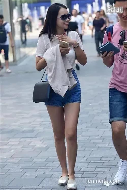 街拍穿短裤秀美腿的清凉美女!(组图)
