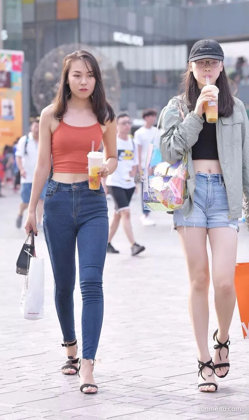 街拍高挑紧身牛仔裤与牛仔热裤大白腿女郎你喜欢哪一个