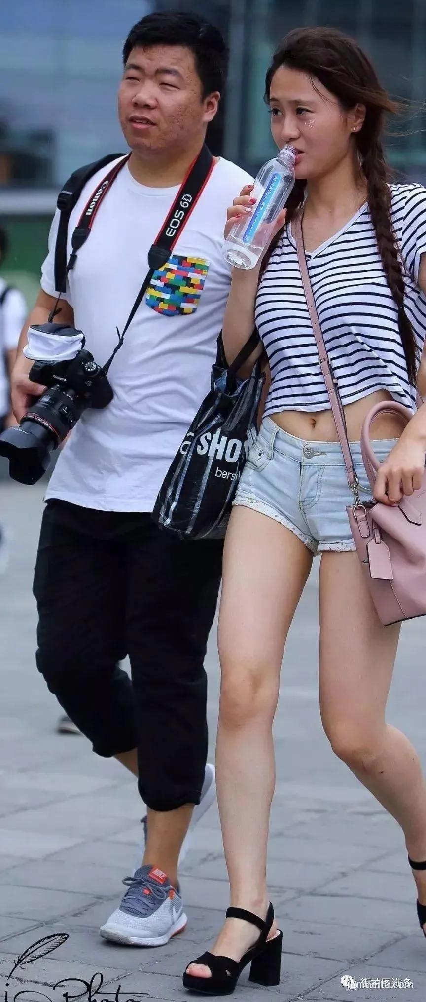 街拍牛仔热裤白皙圆润修长双腿露脐装小蛮腰饱满美女