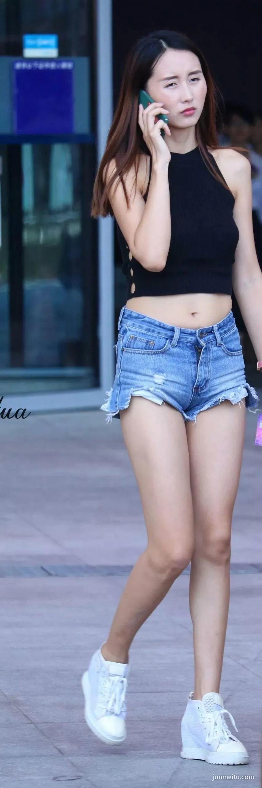 街拍美女穿着牛仔热裤秀出一双超细竹竿腿
