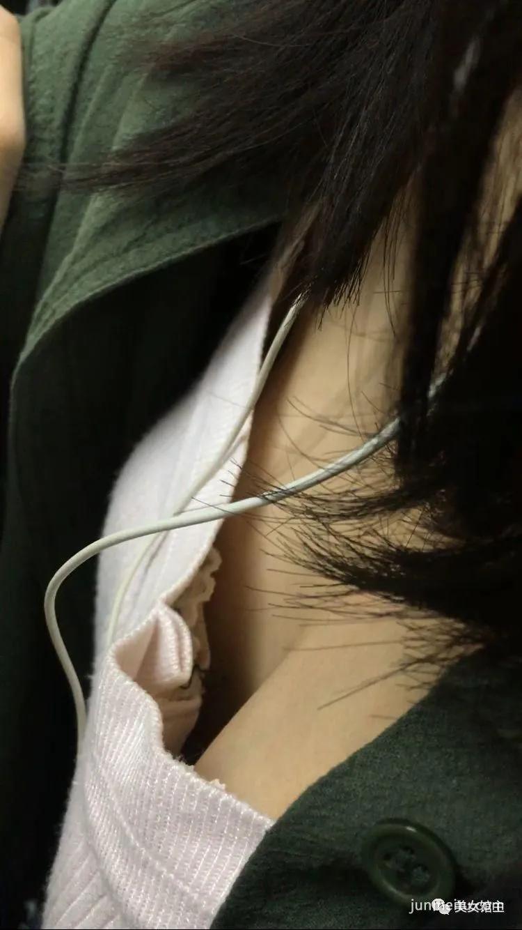 偷拍街拍 | 地铁美女白皙的皮肤很美，离罩露乳走光啦