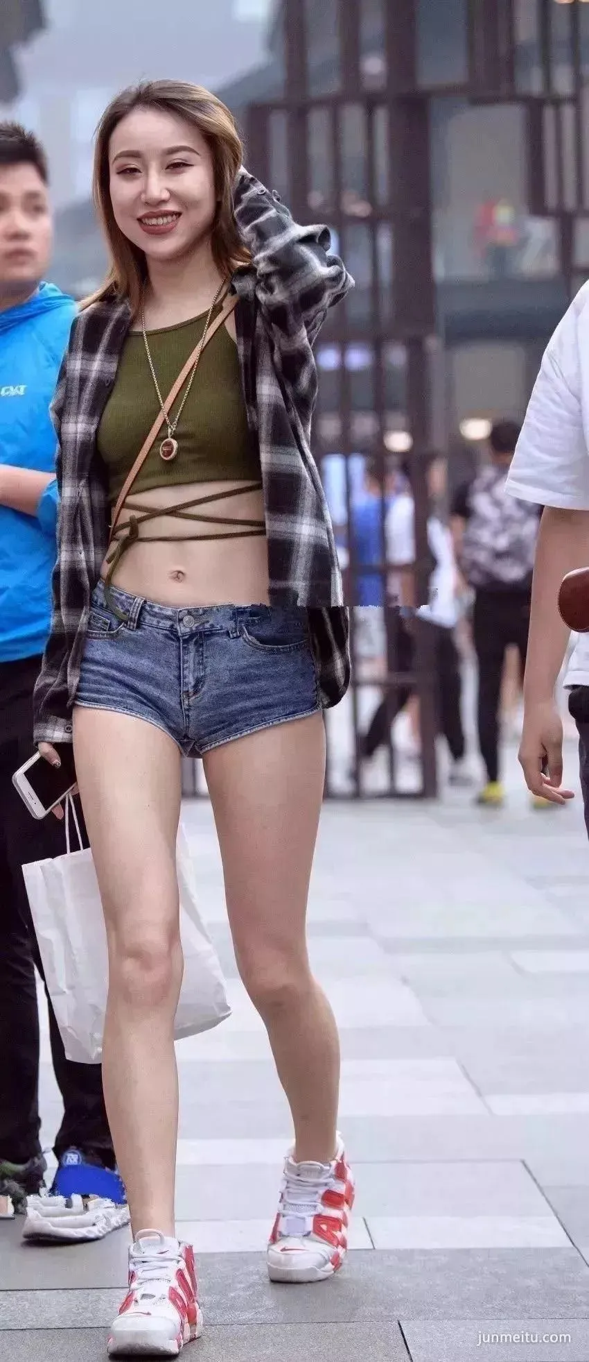 街拍乍一看好像啥都没穿