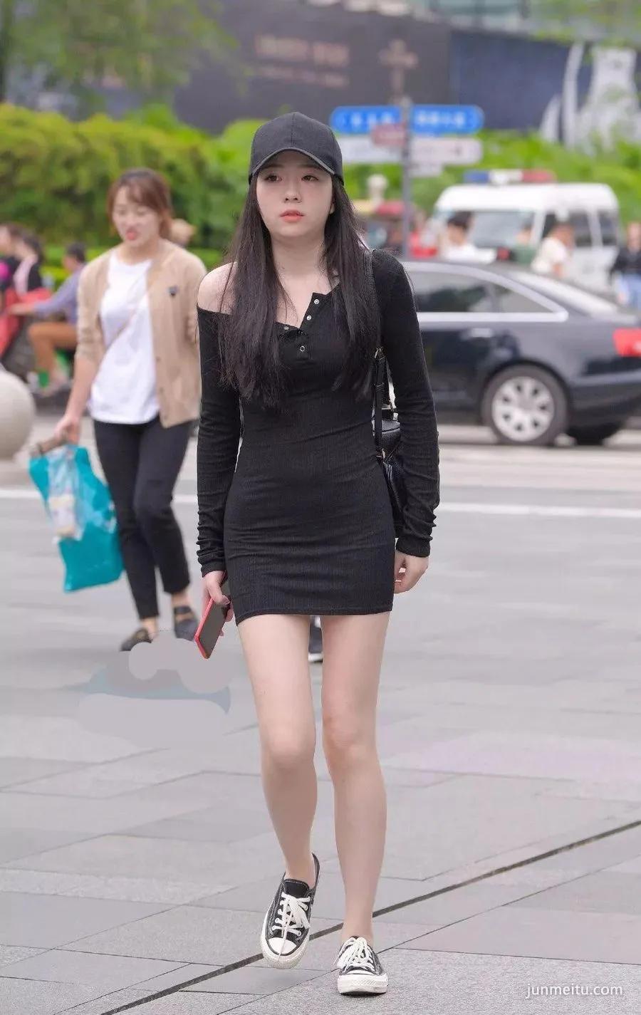 街拍这个小姐姐，各方面刚刚好