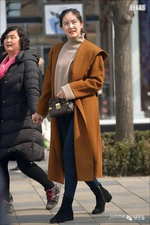 街拍早春美女迷人的风韵，竟然是这样打造的！