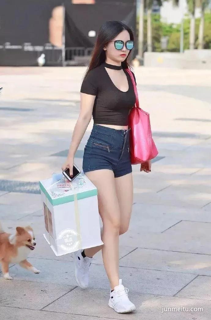 街拍超短牛仔裤美女露洁白大腿