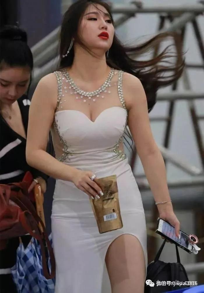 街拍高开叉裙美女,这种霸气无人驾驭