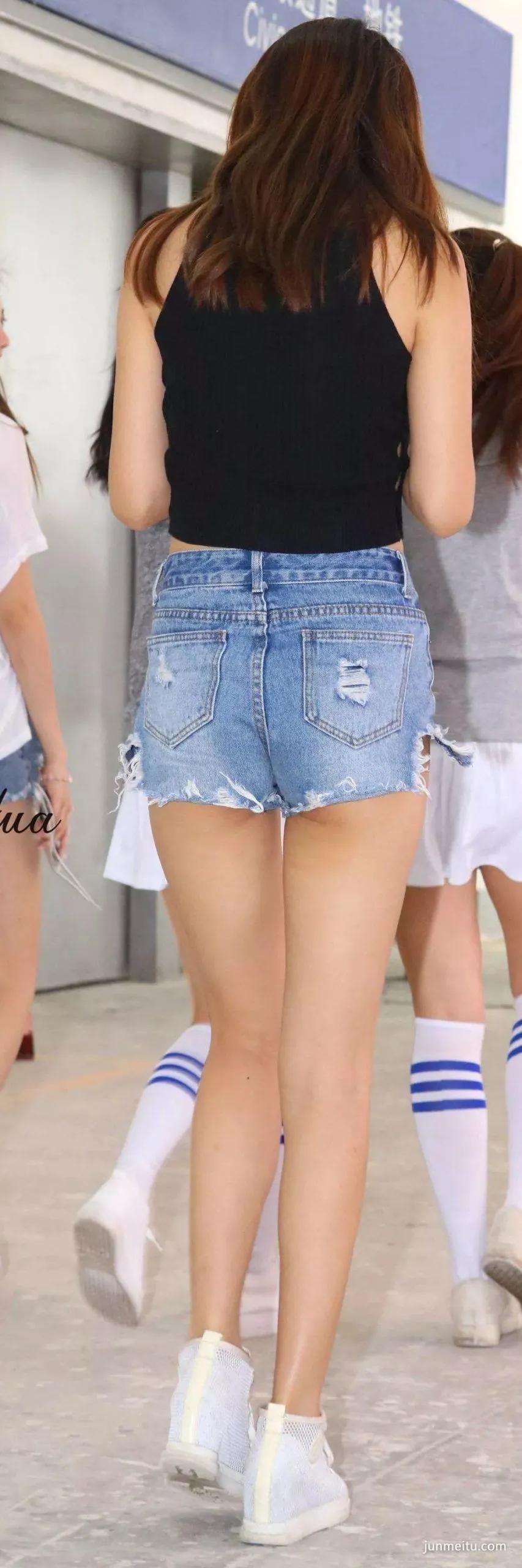 街拍美女穿着牛仔热裤秀出一双超细竹竿腿