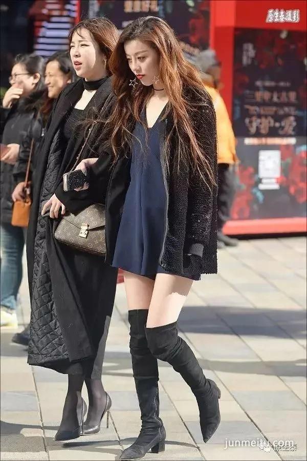 街拍春季美女二八月乱穿衣,颠覆你想象!(组图)