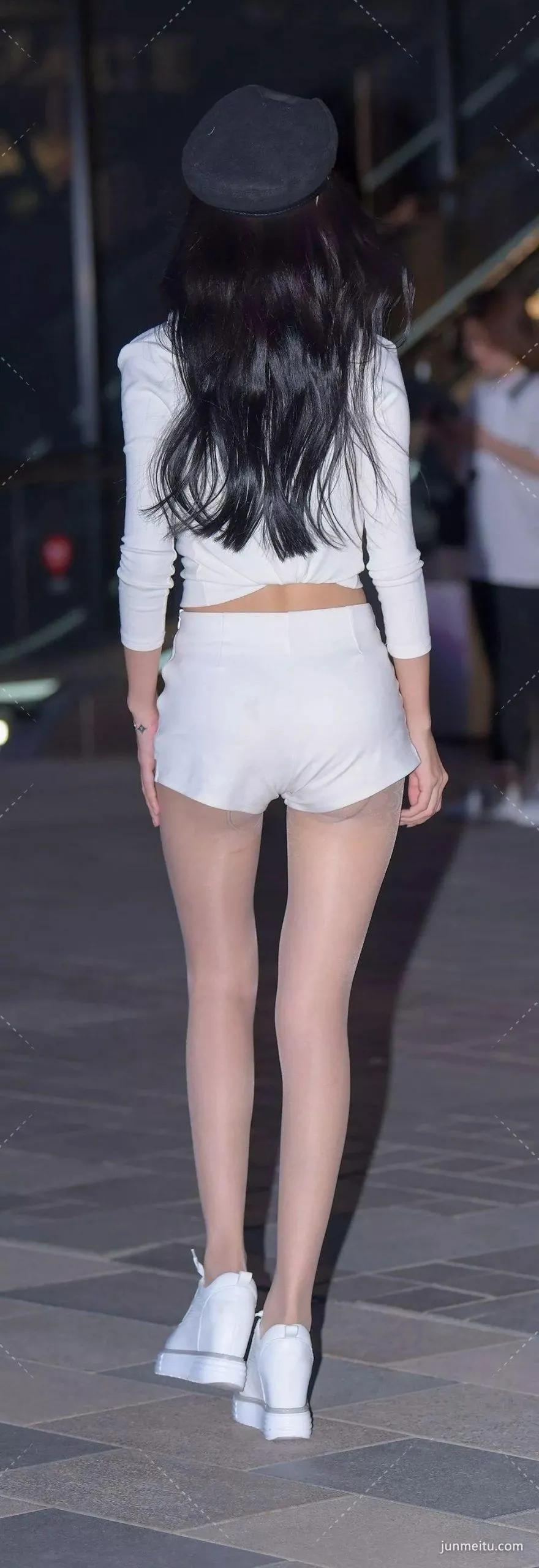 街拍第一站白色热裤肉丝露脐饱满坚挺女郎