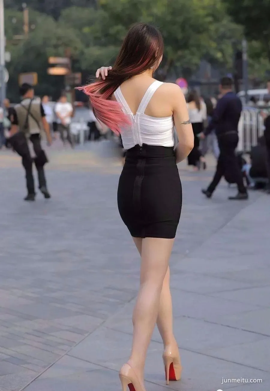 街拍黑色包臀裙气质美女