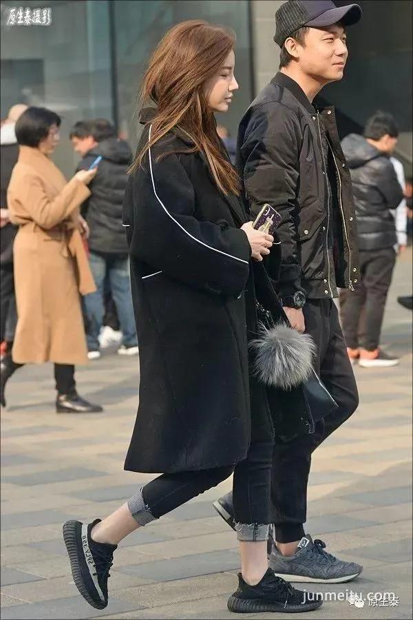 街拍早春美女迷人的风韵，竟然是这样打造的！