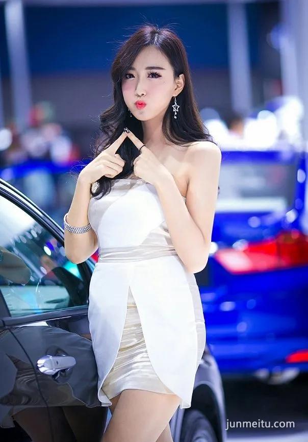 超模街拍白色抹胸车模，笑起来真好看