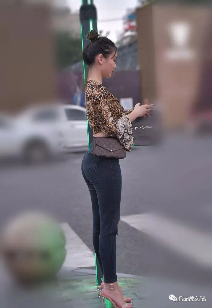 街拍眉清目秀丸子头时尚美身段板正