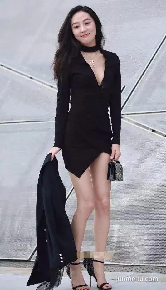 街拍高挑深V紧身包臀裙雪白如玉修长双腿饱满坚挺女郎