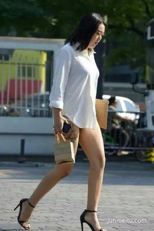 街拍没穿裤子就逛街？