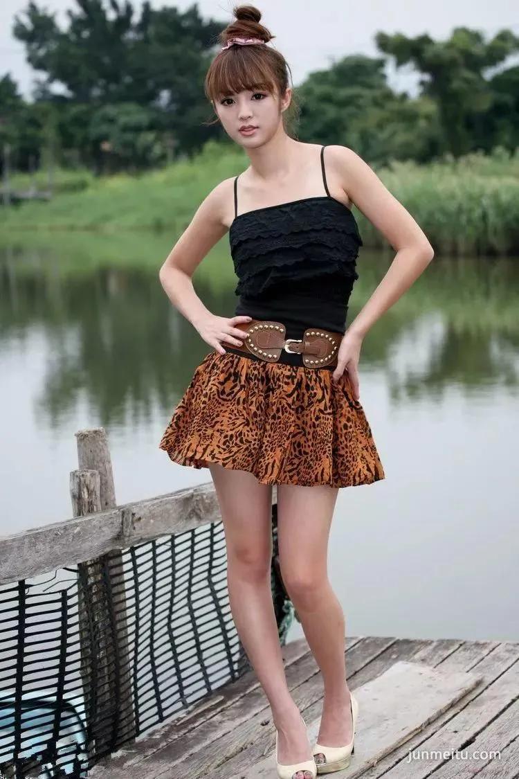 街拍郊外吊带裙总能给我们展现十足女人味