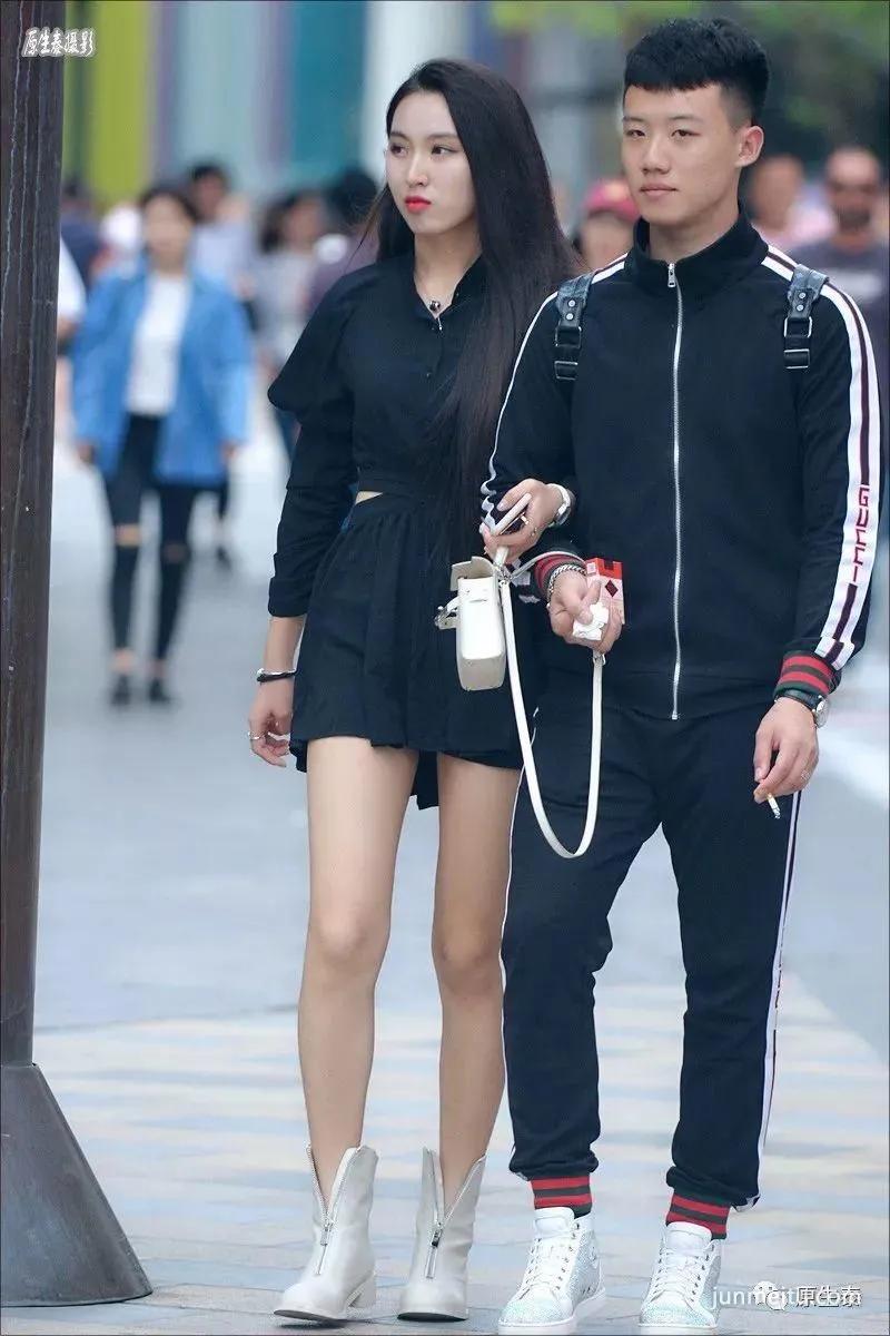 街拍天凉美女依然不舍超短热裤,性感你的眼!