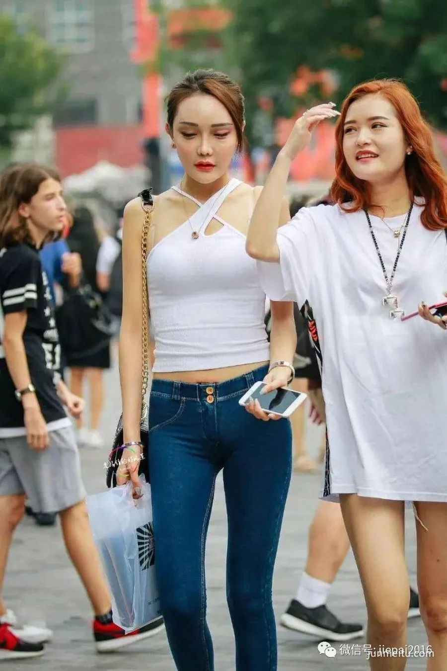 街拍第一站白背心和蜜臀裤，紧致的风格展现凹凸身材