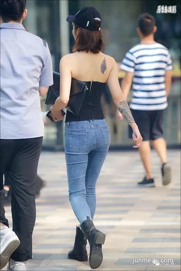 街拍秋季北京美女胡乱穿衣,令人浮想联翩!
