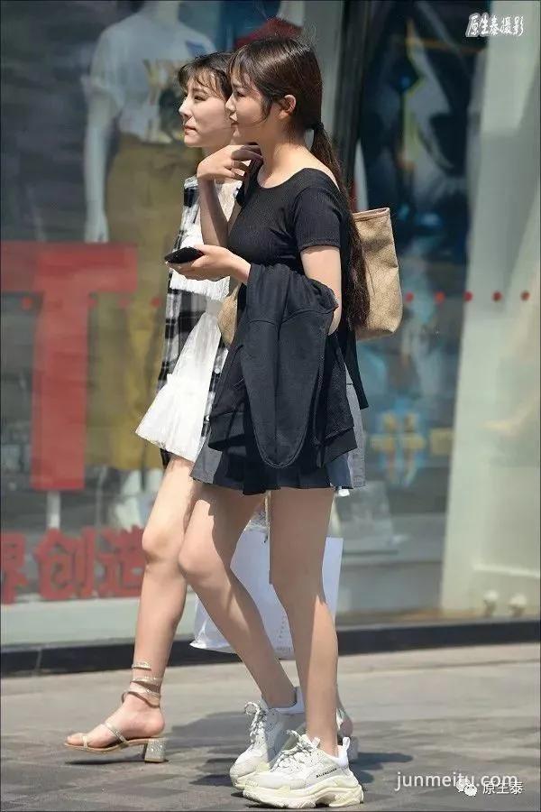 街拍夏日清凉性感美女，太晃眼了吧？