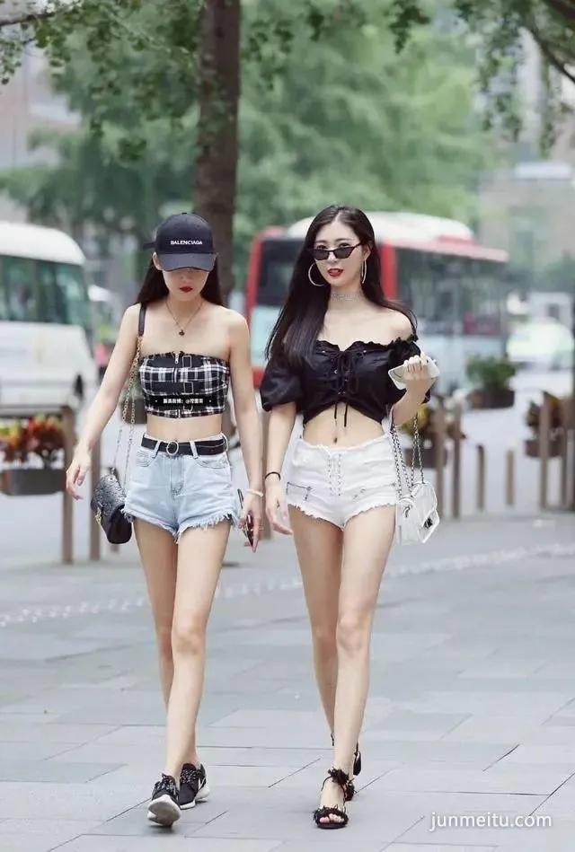 周末一起逛街的时尚姐妹花,两个人的身材也太棒了