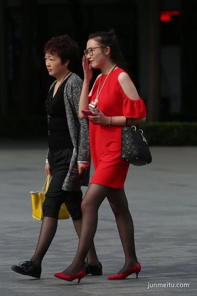 街拍露肩红裙黑丝时尚气质美女，聊什么呢这么开心？