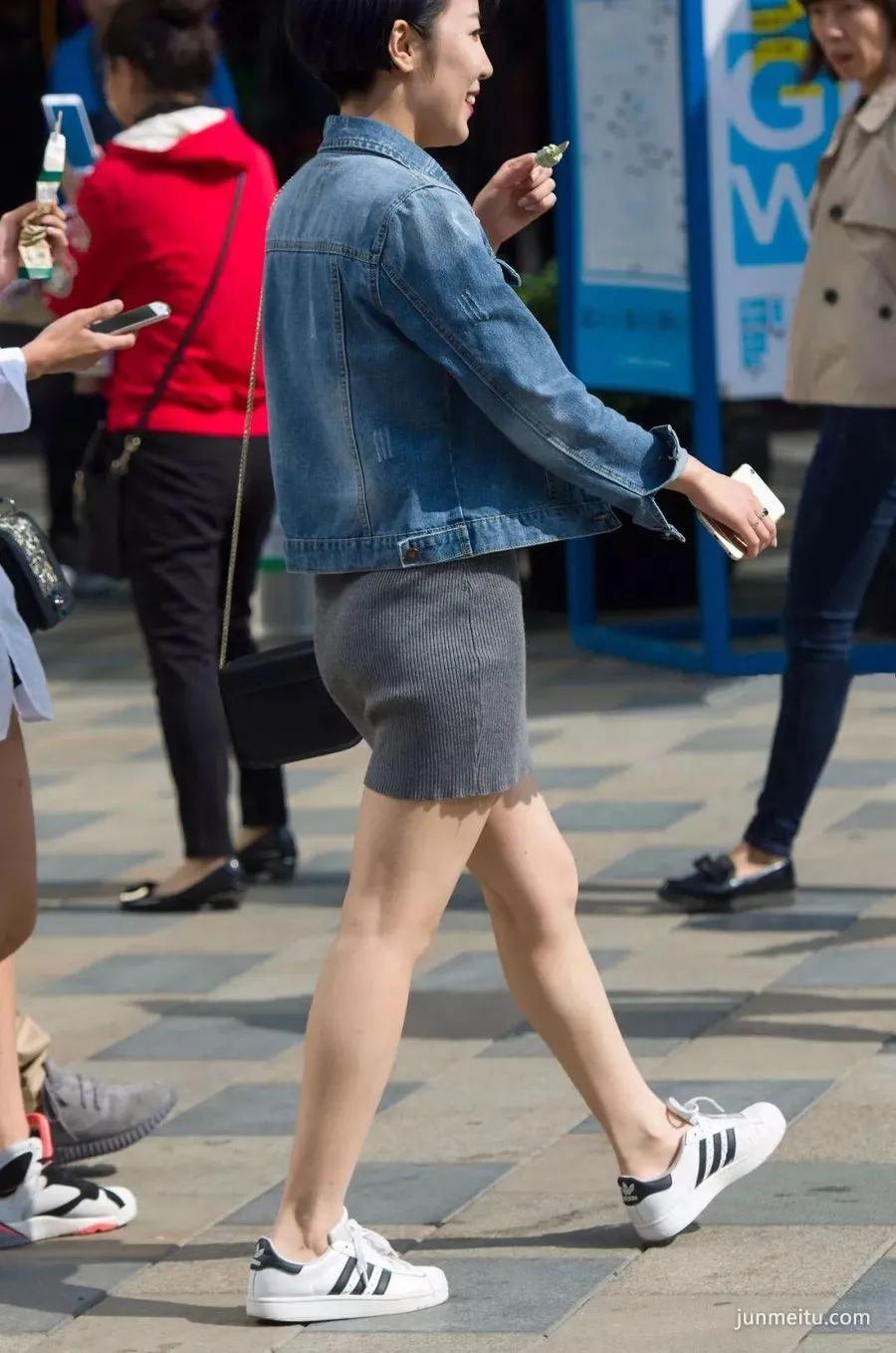 街拍风韵犹存的性感女人