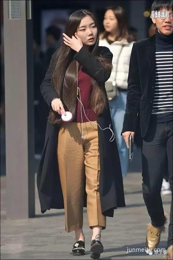 街拍春季美女二八月乱穿衣,颠覆你想象!(组图)