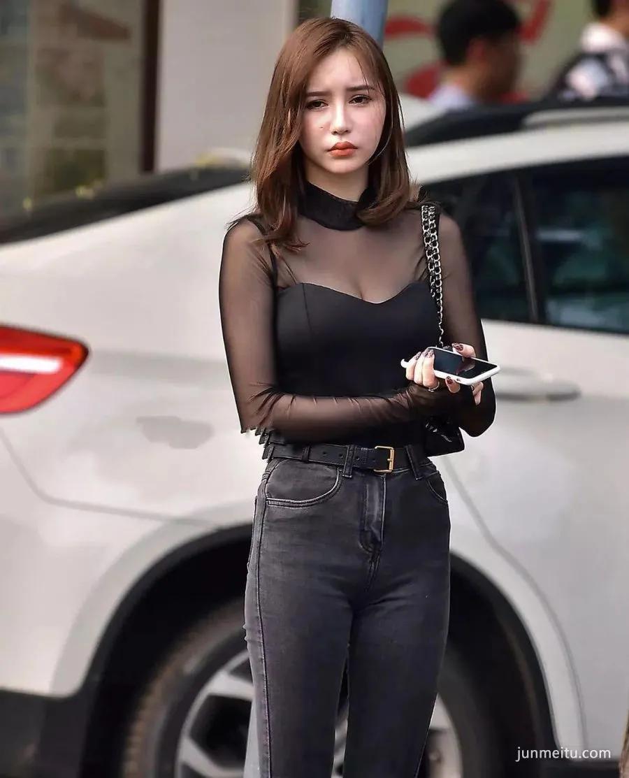 街拍高挑牛仔紧身裤浑圆挺翘大长腿好身材饱满气质女郎
