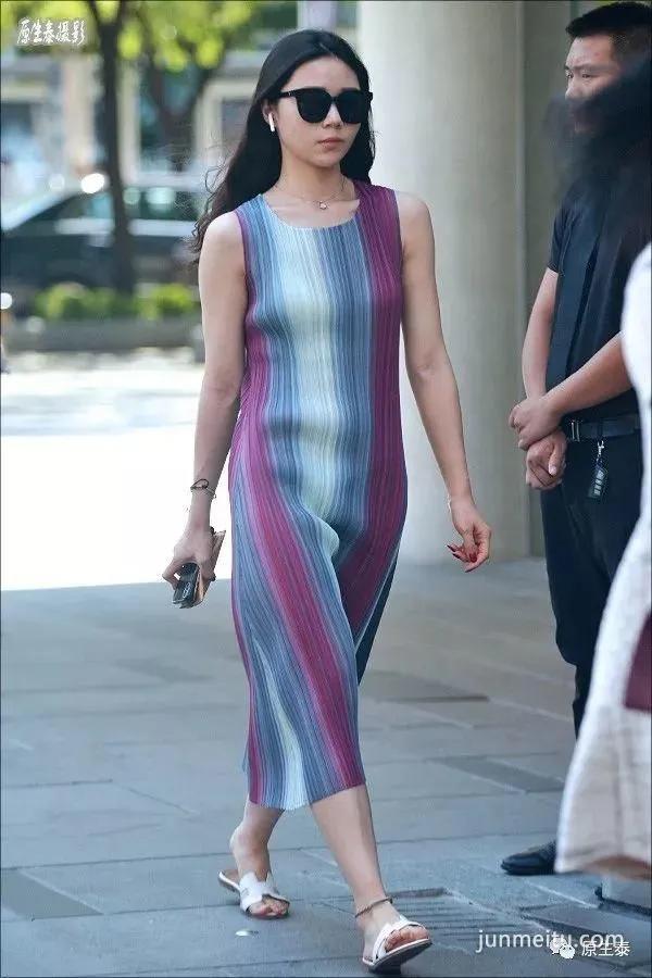 街拍秋季北京美女胡乱穿衣,令人浮想联翩!