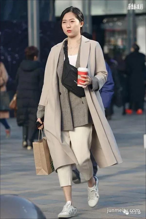 街拍寒冬反季节穿衣的美女，格外惹眼！