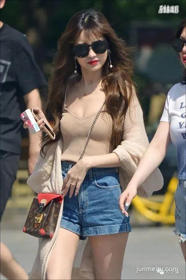 街拍夏日清凉性感美女，太晃眼了吧？