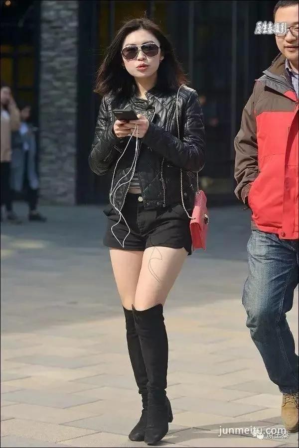 街拍春季美女二八月乱穿衣,颠覆你想象!(组图)