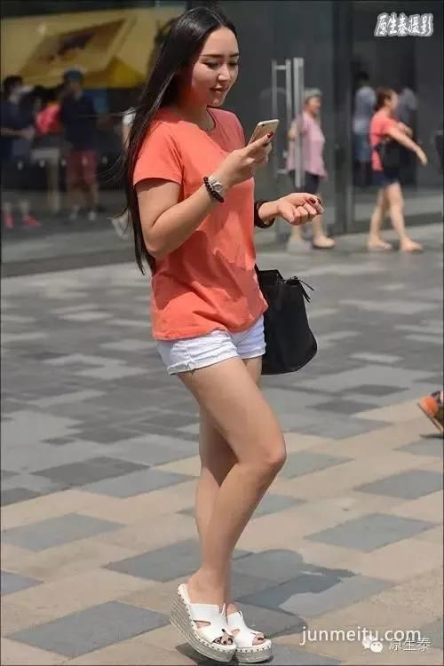 街拍穿短裤秀美腿的清凉美女!(组图)