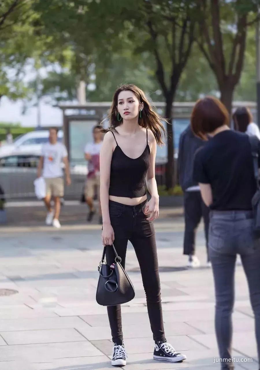 街拍高挑苗条紧身裤气质白皙时尚女郎