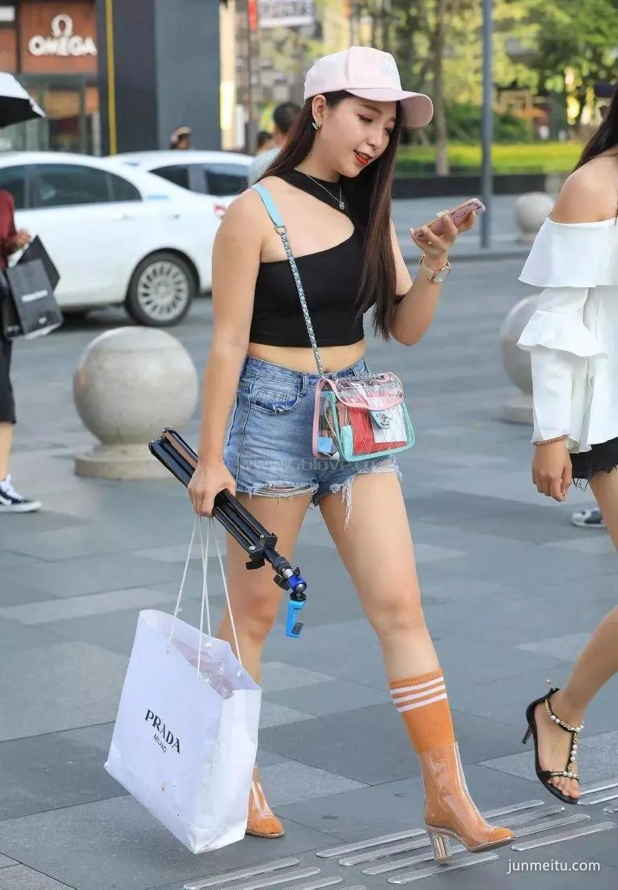 街拍牛仔短裤美女 是不是该减下肚子呀