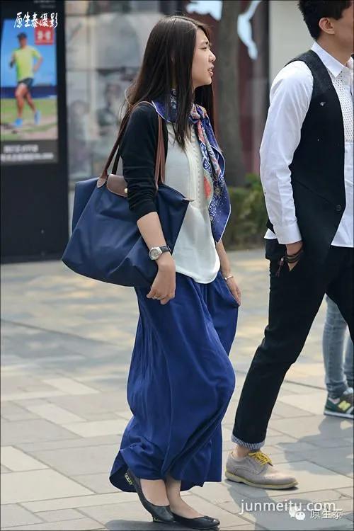 北京美女长裙翩翩舞春风各领风骚！
