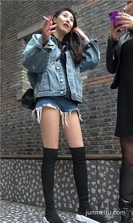 街拍超短热裤吞云吐雾美女
