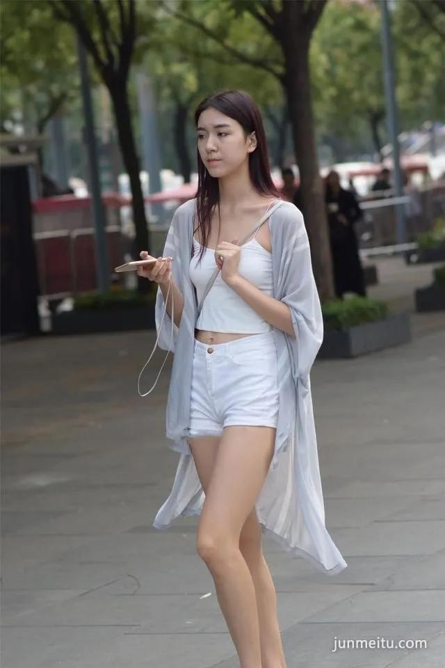 魔镜街拍貌似维族的女神，要拍出时尚大片的意境！