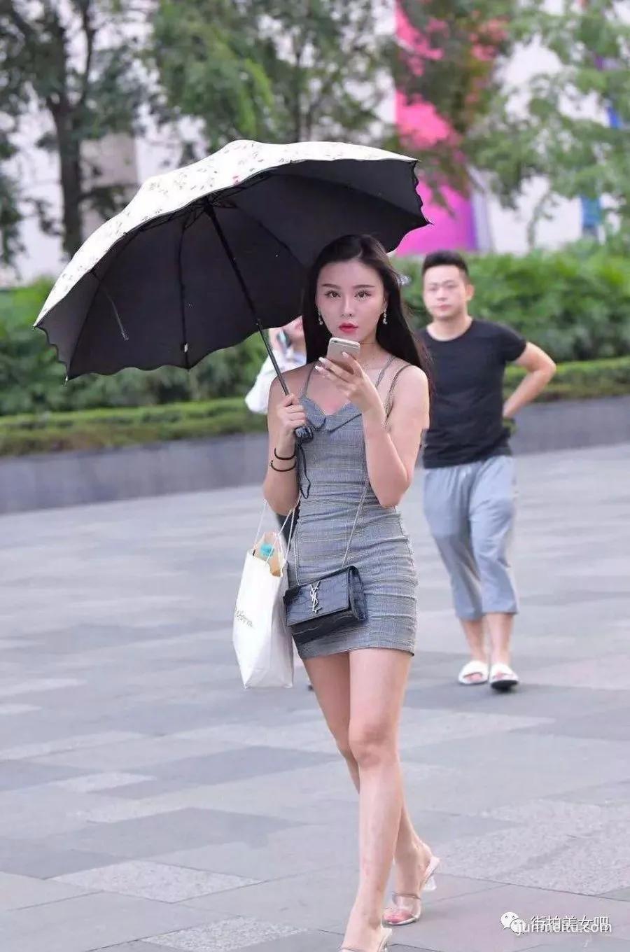 街拍格纹连衣裙搭配透明凉鞋，绽放娇俏的美