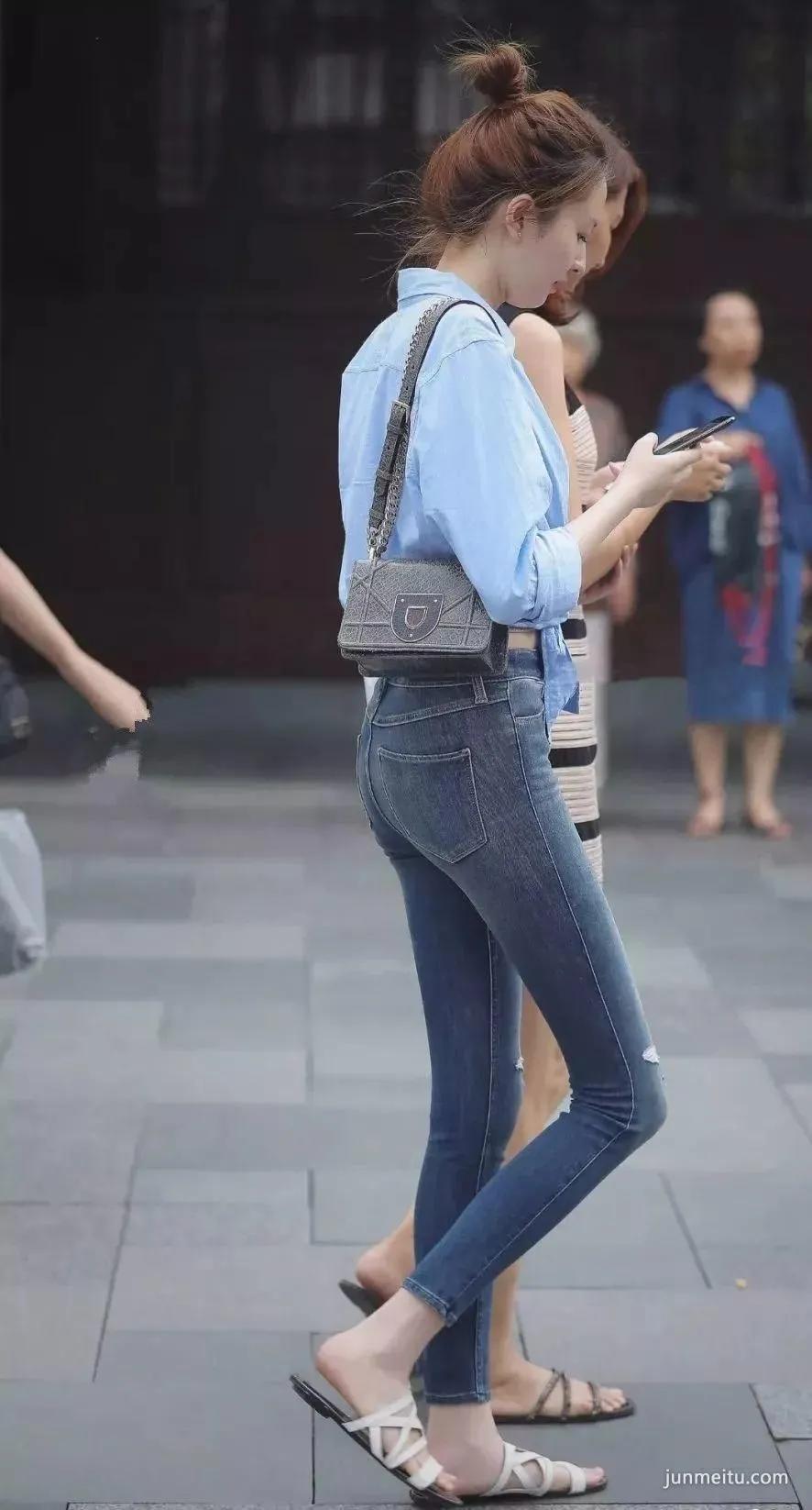 街拍高挑紧身牛仔裤浑圆挺翘苗条修长双腿气质漂亮妹纸