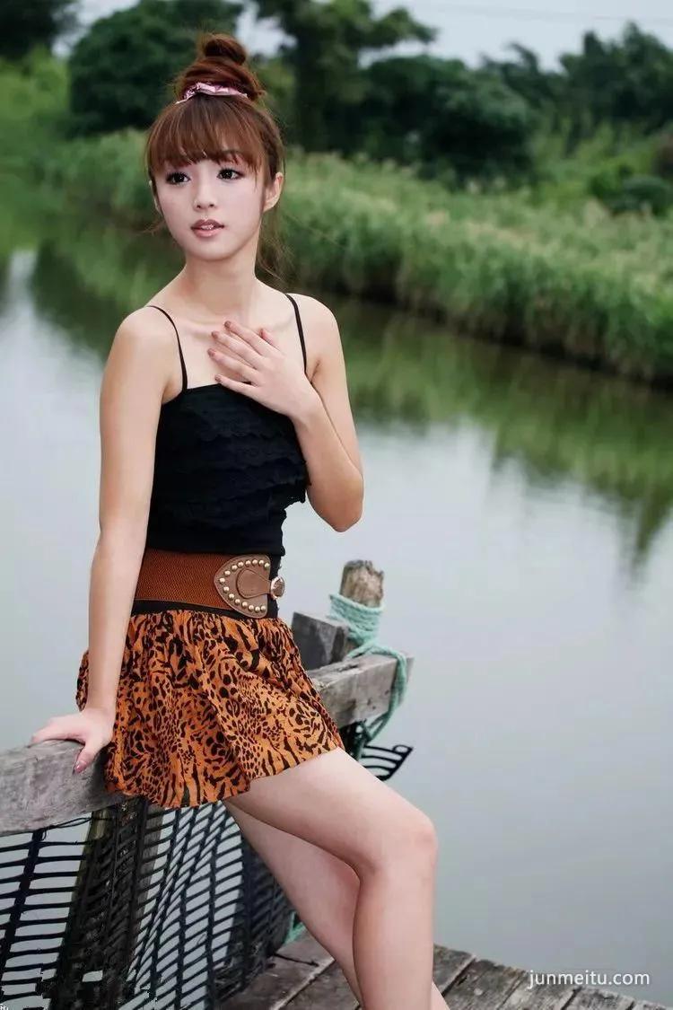 街拍郊外吊带裙总能给我们展现十足女人味