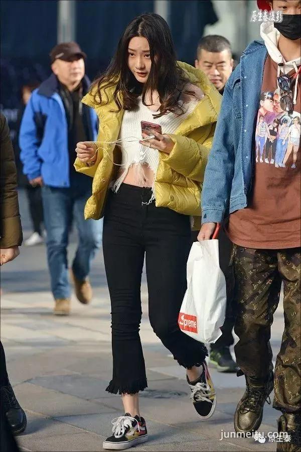 街拍寒冬反季节穿衣的美女，格外惹眼！