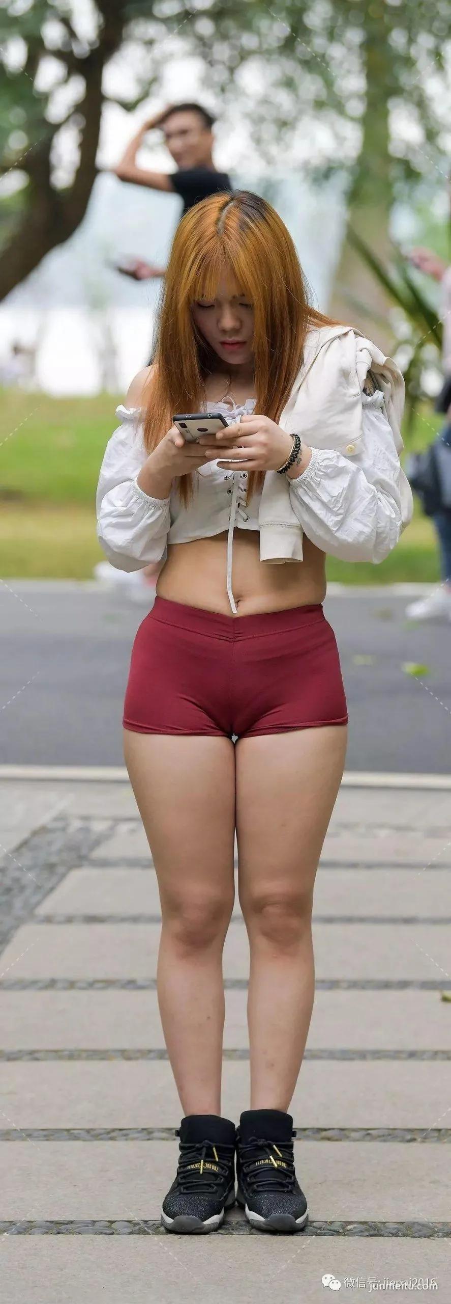女生穿起紧身热裤,让人心动不已