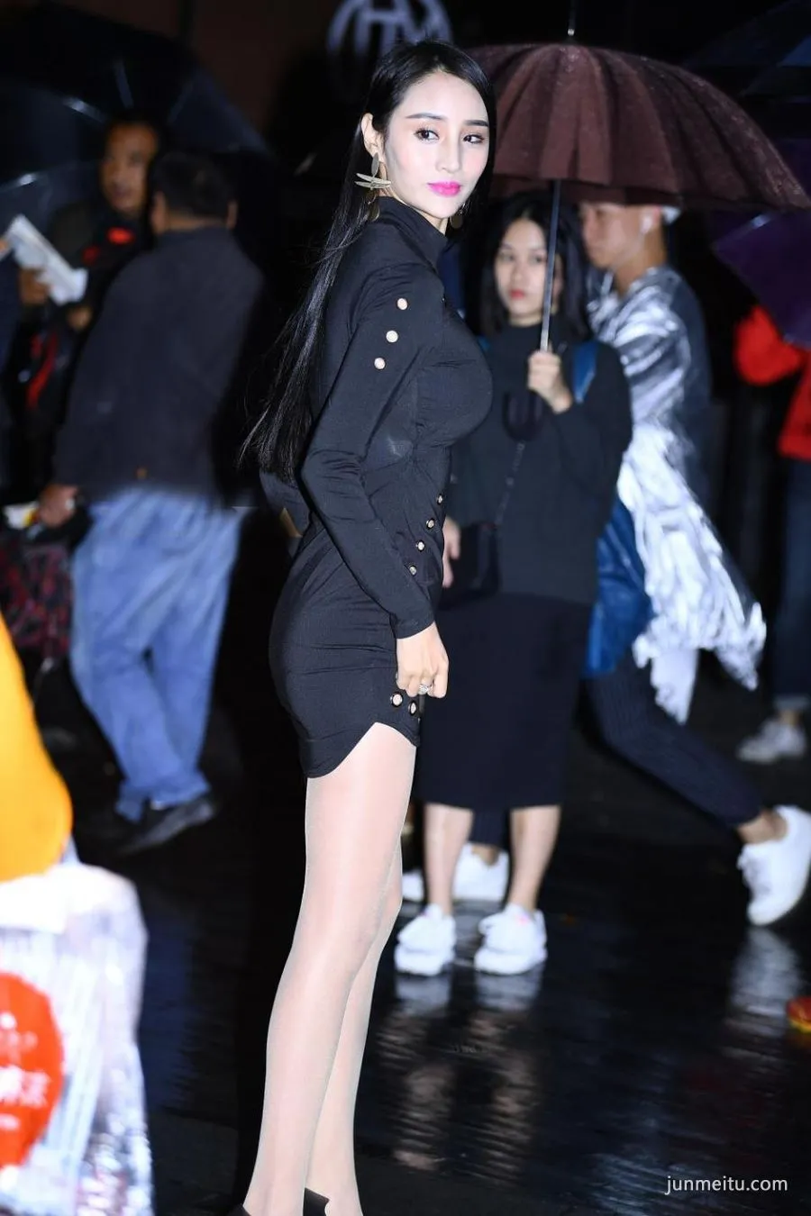 街拍紧身裙肉色丝袜美女，展现出迷人的腰臀曲线
