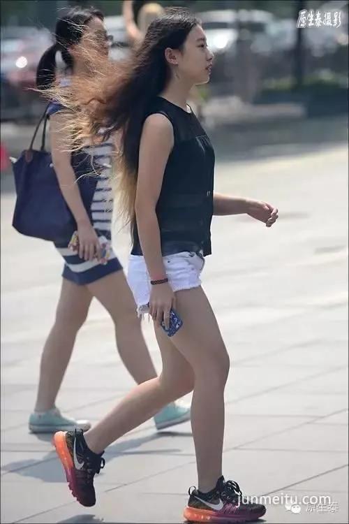 街拍穿短裤秀美腿的清凉美女!(组图)