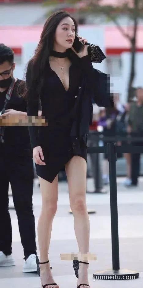 街拍高挑深V紧身包臀裙雪白如玉修长双腿饱满坚挺女郎