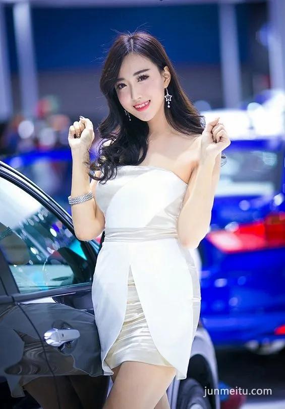 超模街拍白色抹胸车模，笑起来真好看