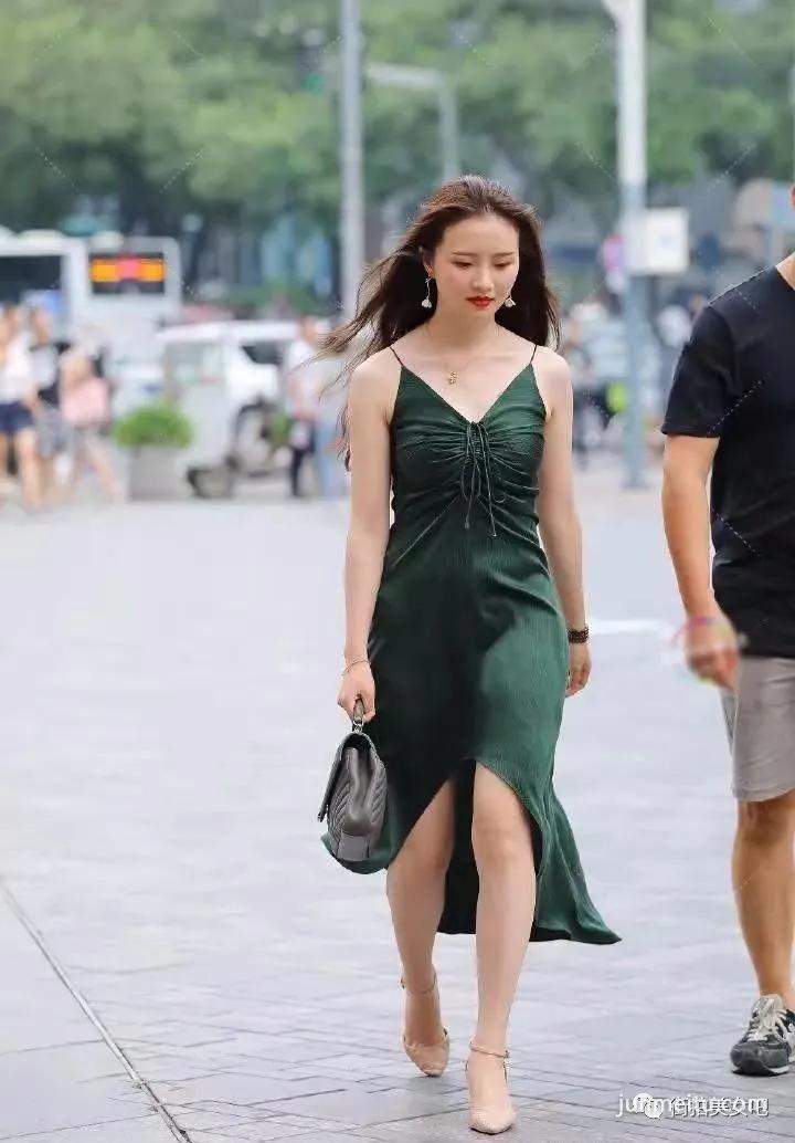 街拍绿色真丝裙搭配手拎包，塑造柔美比例线条